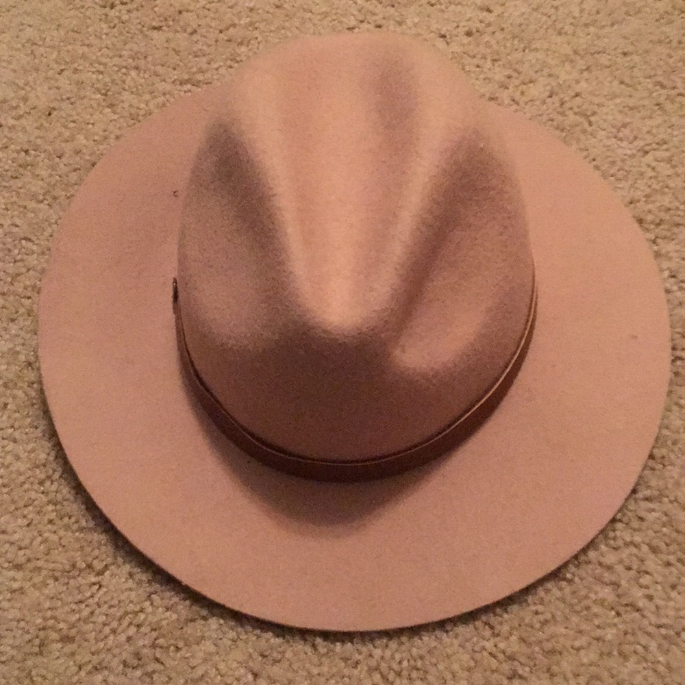 Billabong beige hat with leather strip